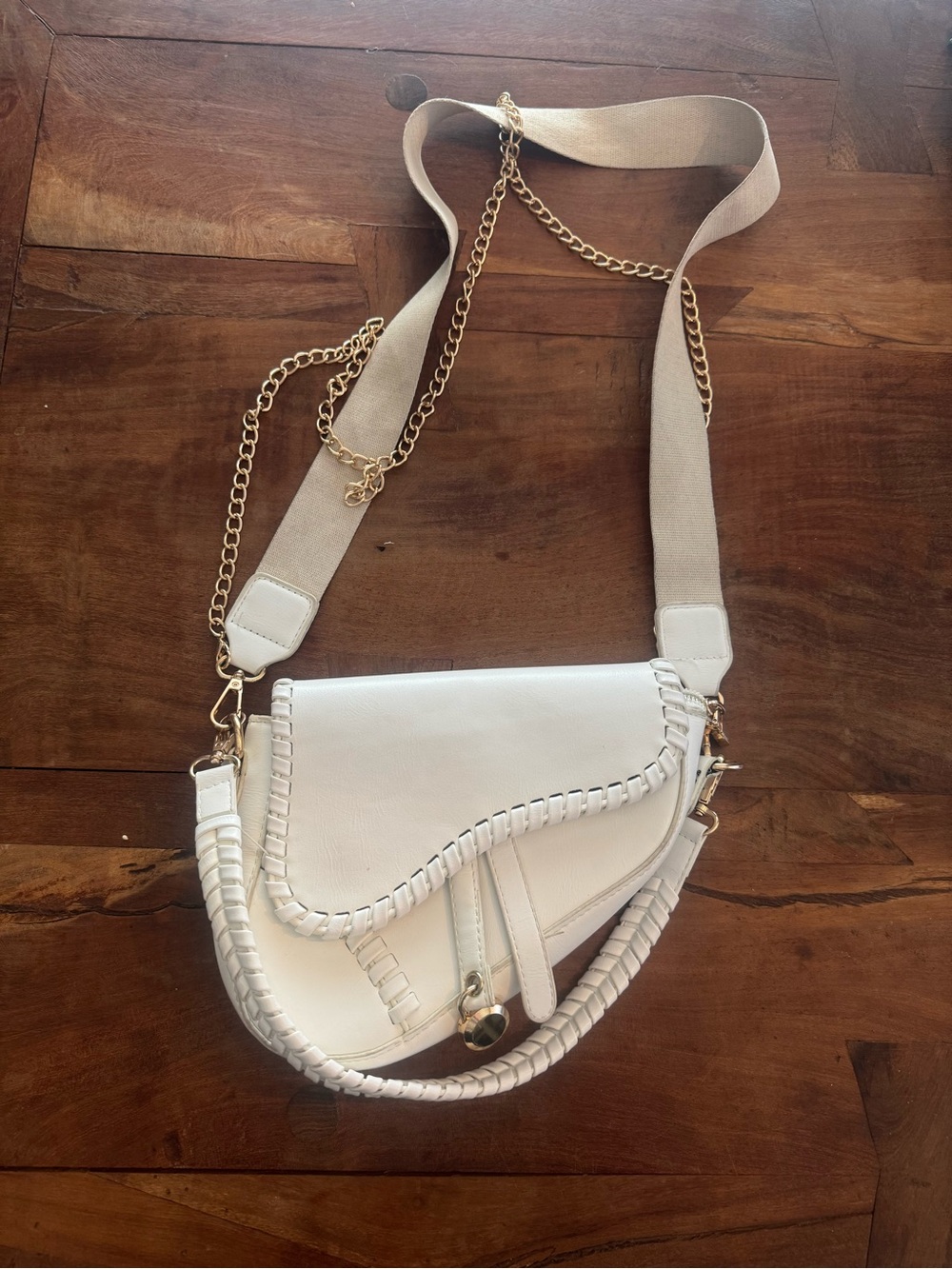 Women’s White Saddle Crossbody Bag with Gold Chain Strap